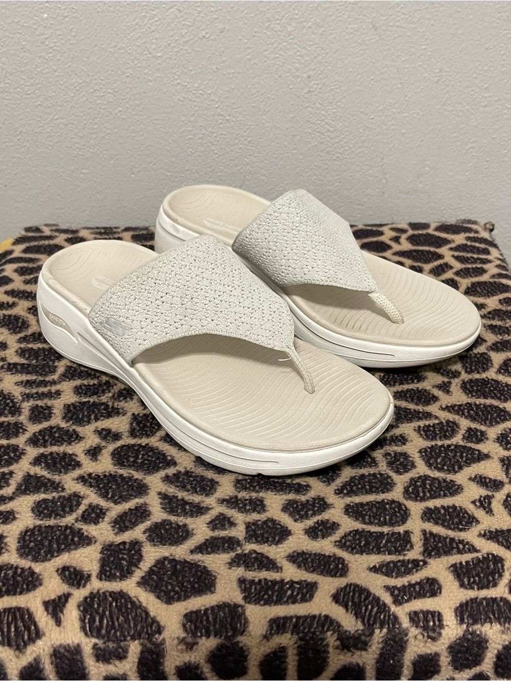 Skechers Arch Fit Slip On Thong Sandals Beige Comfort Womens 8